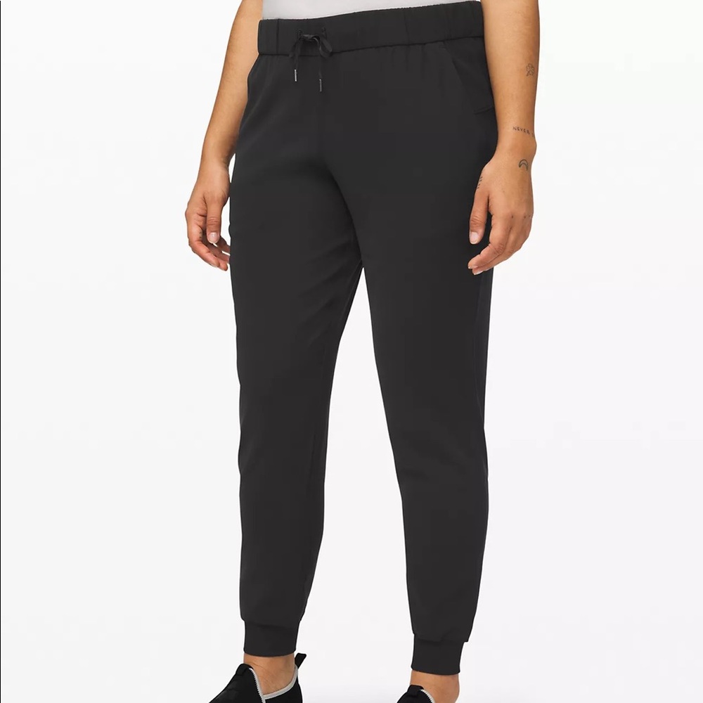 NWT Lululemon joggers in black